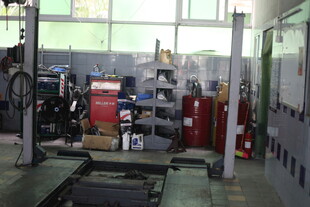 汽车维修车间内部场景