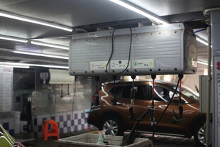 汽车在车间进行维修作业