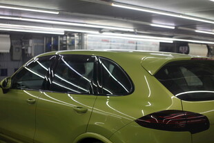 绿色汽车在室内进行贴膜