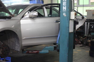 汽车维修车间内的车辆