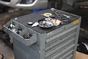 损坏的金属设备零件