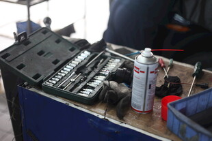 电子设备维修场景