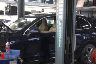 汽车维修车间内景