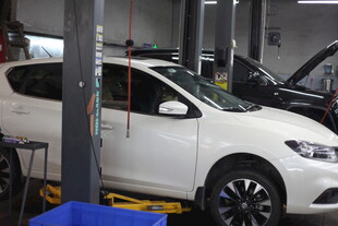 白色轿车在车间维修保养