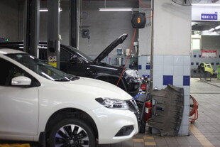 汽车维修车间内的白色车辆