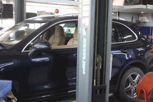 汽车维修车间场景