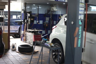 汽车维修店内的维修场景