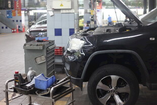 汽车维修车间内的维修场景