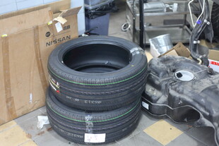 堆叠的汽车轮胎及配件