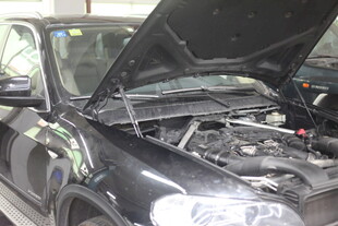 汽车引擎盖打开展示内部