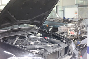 汽车引擎开盖检修场景