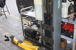 车间内的机械设备与工具