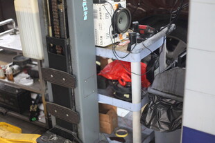 杂乱的汽修工具存放处