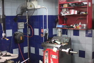 汽修车间工具设备场景