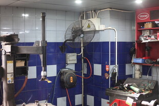 汽车维修车间内部场景