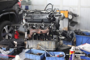 汽车发动机维修现场