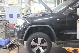 汽车维修车间中的黑色车辆