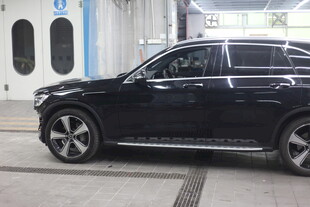 黑色SUV停于建筑物旁