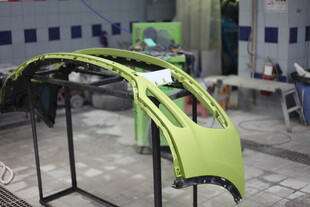 汽车绿色前保险杠展示