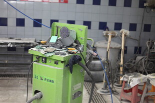 绿色工业设备在车间场景