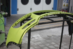 亮黄色汽车部件展示