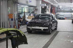 汽车维修车间内的场景