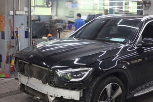 汽车维修车间的黑色车辆