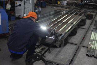 工人专注检修工业设备