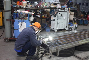 工人专注进行焊接作业