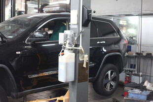 汽车在车间进行维修保养