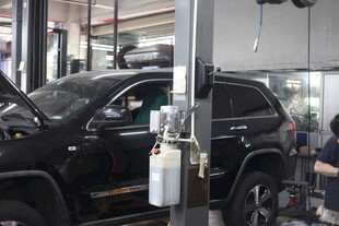 汽车店内维修场景