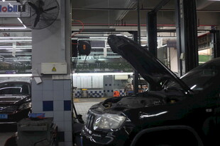 汽车维修车间内景