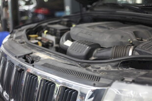 汽车引擎开盖检修