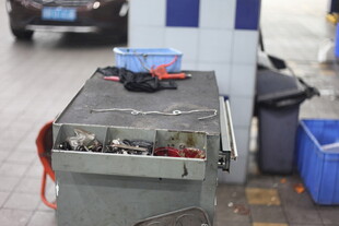 维修工具放置在工作台上