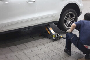 工人维修白色汽车轮胎