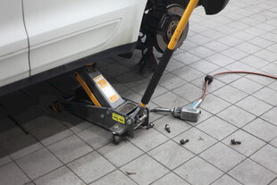 汽车千斤顶维修场景