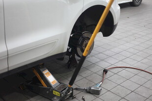 汽车轮胎维修场景