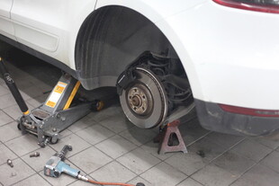 汽车轮胎拆卸维修场景