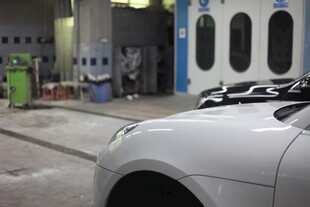 汽车在车间进行维修保养