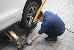 汽车维修工人检修轮胎