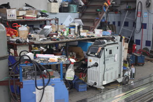 车间内的机械设备与工具