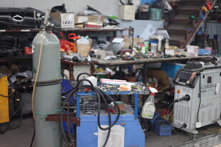 杂乱的汽修工具工作场景