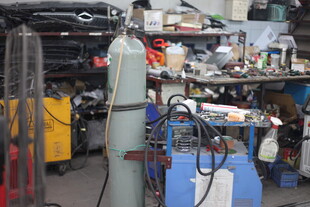 车间内的各类维修设备工具