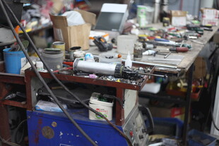 杂乱工作台的工具与零件