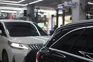 展厅中的两辆精致汽车