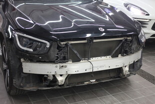 受损宝马汽车前脸特写