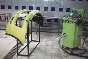 汽车部件喷涂设备与工件