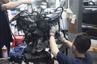 工人维修汽车发动机