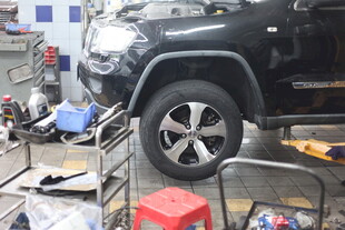 汽车于车间内进行维修