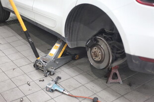 汽车轮胎维修场景